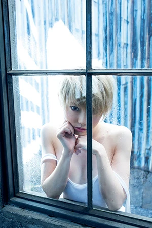 カリスマ的人気で支持される篠崎こころが露出限界ギリギリのグラビアに挑戦 「自分の暗い部分をさらけ出してる人が好き」