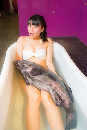  体長１ｍ超え、約２０ｋｇのアブラボウズと入浴！？