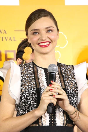 ミランダ・カーが下北沢に出現、コロッケを普通に食べちゃった？ 意外な素顔とは…