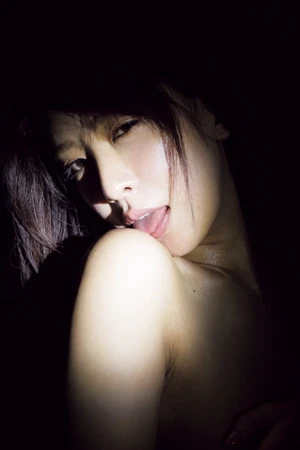 神室舞衣がピース綾部祐二に身も心も攻められ尽くした！？ 「正直、ヌードより恥ずかしい写真集です」