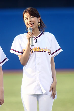 朝からスカジャンをはだけさせたカトパンのセクシーなしぐさにドッキリ…