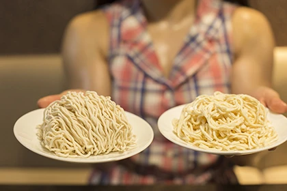 右が豆腐麺、左が大豆麺。麺単体の糖質はそれぞれ19g、28gだ