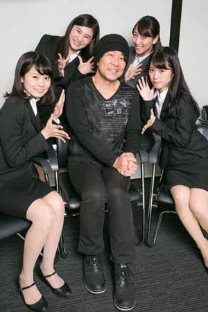  編集部訪問してくれたキチョハナカンシャのメンバーが貝山編集長を囲んで自己ＰＲ！