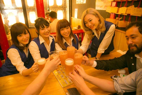  「わっしょ～～い」の掛け声で乾杯し、飲み会がスタート。どうしていいかわからない編集部の面々をチャッキーズが盛り上げてくれる。（左から）吉沢愛、小笠原奈々、谷本千尋、庄田愛海