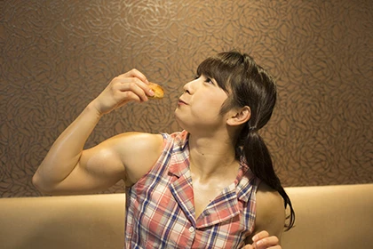 糖質は1個1.9gのパンの梅包(216円・税込)アイドルらしくパンを食べてもらおうとしたら、上腕二頭筋がとても美しく浮かび上がりました