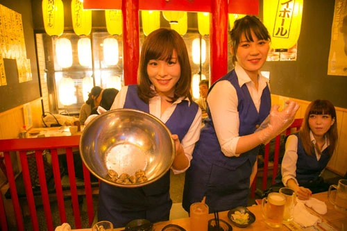  「はちまる　神保町店」名物のアサリのつかみ取りにも挑戦！　「わ～意外と掴めない」とはしゃぐメンバー