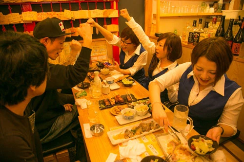  響くコールと「わっしょ～～い」が止まらない年上グループ。周囲の客も「盛り上がってんね、すごいね～」と笑うほど。（左から）飛鳥ピアス、はなきゆり、倉本あや