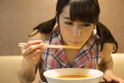 1度食べ始めると箸が全く止まらない、高校生男子並の食欲を披露する玲佳ちゃん