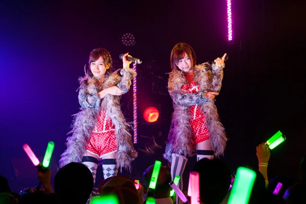  紗倉まな（右）＆小島みなみ（左）のユニット「乙女フラペチーノ」が『後ろから前から』を熱唱！