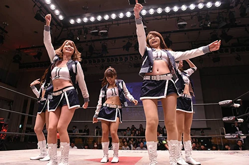 プロレス団体「WRESTLE-1」の公式サポーター「Cheer<ハート>1 」として、ダンスする“れいたん”