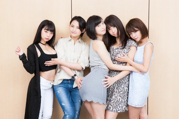 金色と銀色の水着が都内のリース屋から消えた！？ グラビアアイドル５０人の女体が折り重なった撮影の舞台裏