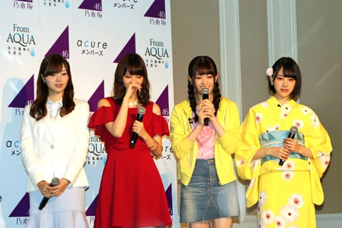 「Ｆｒｏｍ　ＡＱＵＡ」の歌動画を撮った松村が恥ずかしむ隣で笑いをこらえる西野