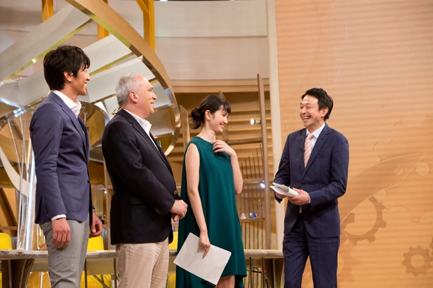 午後１１時２０分。本番前の簡単なリハーサル。リラックスした様子で、出演者たちと談笑する