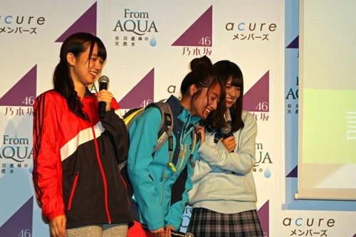  自分の歌動画に恥ずかしがる桜井の隣で、嬉しそうに笑う斎藤