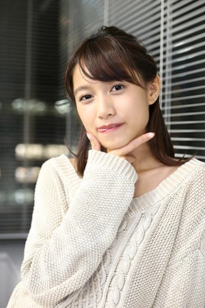 舌を出した“ぺこりん”ポーズを本誌水着グラビアでも!