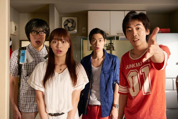  撮影の空き時間も仲がいいという共演者４人。（左から）高畑裕太、内田理央、戸塚純貴、柄本時生　（Ｃ）「侠飯～おとこめし～」製作委員会