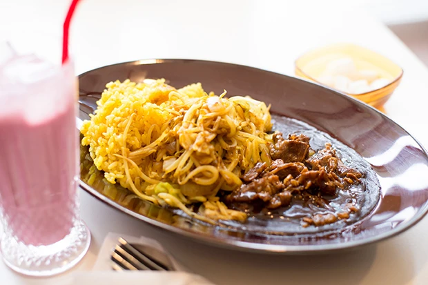 欧風・辛口の「ビーフ野菜炒めカレー」(1000円)と「R-1ラッシー」(350円)