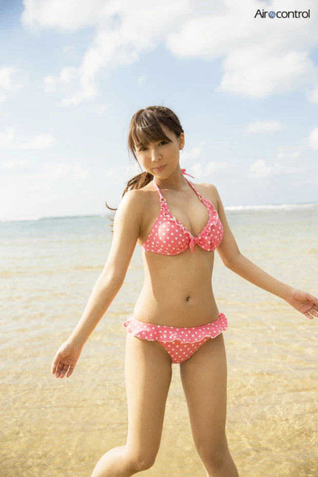 アダルト転身で大活躍の三上悠亜が初イメージDVDで清新「野外で制服を脱ぐのは初めてで…」