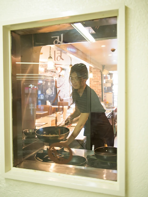 サラリーマンの聖地、新橋『みぼうじんカレー』でグラドル・佐々木麻衣に会える? 多い時は週7のカレー好き「夢は自分でお店を…」