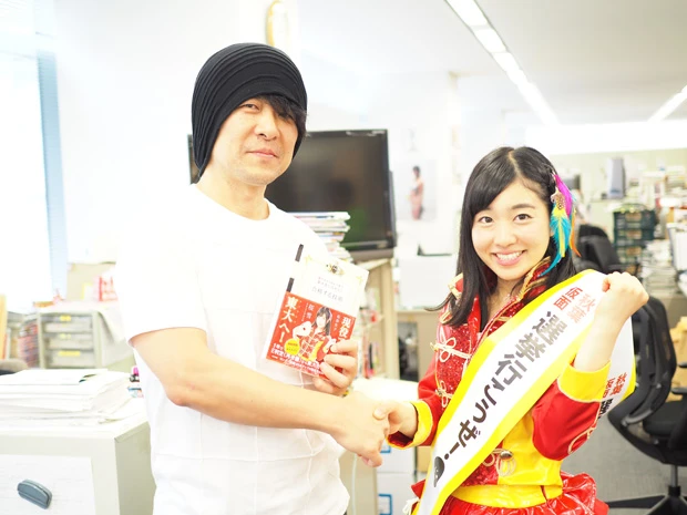 「週プレＮＥＷＳ」貝山編集長（左）と堅い握手を交わす、仮面女子・桜雪ちゃん（右）