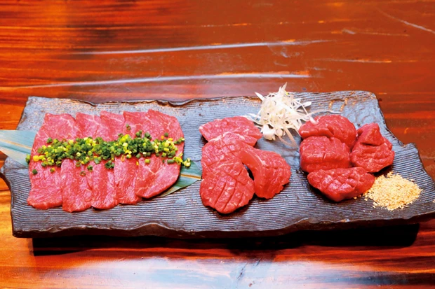  （左から）うちもものねぎ塩焼き（１３８２円）、ラムシン（１０５８円）、うちもも（１２７４円）。いずれもレアで食べられる　＊価格はすべて税込み