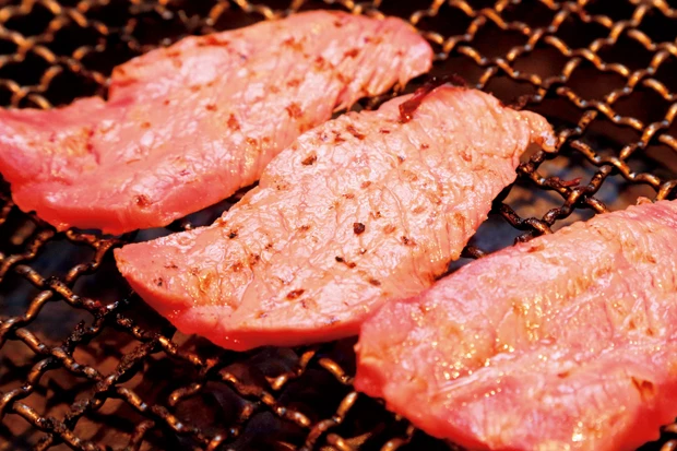  ピースビーフはこのくらいの焼き色がベスト。火を入れすぎると硬くなってしまうのはヘルシーな赤身肉の証