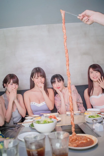 その名の通り、メートル長の牛のホルモンを切らずに豪快に焼いていく名物料理