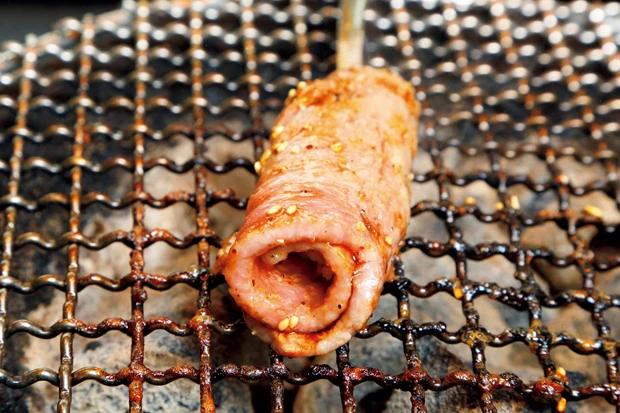  炙りロースは大根おろしとわさびを混ぜた特製の薬味を巻いていただく