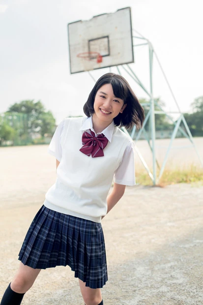 「赤いリボンに白のベスト。女のコなら誰もが着たい、“ザ・制服”という感じの衣装です」(芽郁ちゃん)