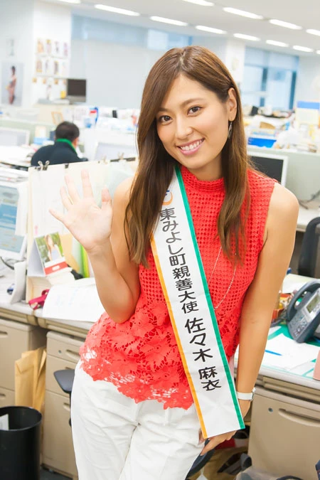 グラドル・佐々木麻衣が“日本一ヒマな親善大使”に就任。ＰＲした池田高校の隣って？