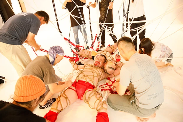  「キン肉バスター」の後、倒れこむケンコバ氏、ザコシ氏。まさに、壮絶な撮影だった