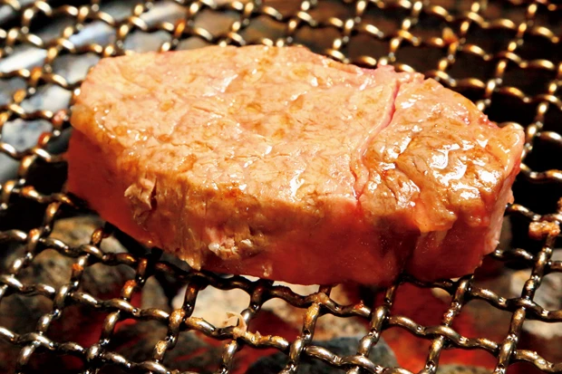  この厚みなのに柔らかい極上のヒレ肉。もちろんナイフなんて必要ない