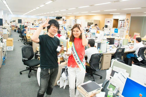 「週プレＮＥＷＳ」貝山弘一編集長（左）にもしっかりアピール、これこそ親善大使！