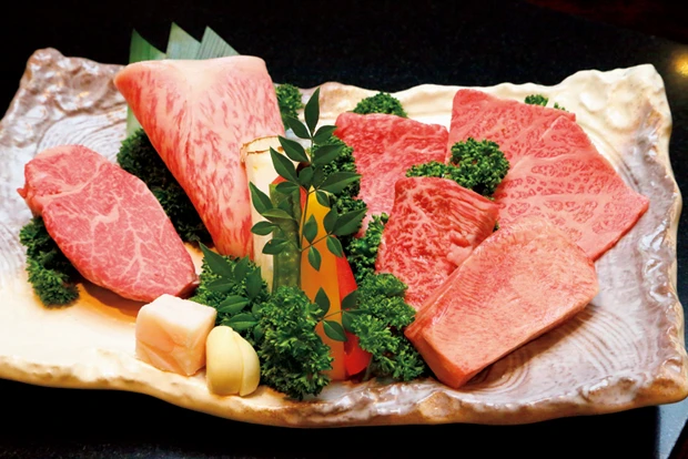  （左から時計回りに）ヒレ、焼きしゃぶ、イチボ、牛カルビ（２切れ）、タン、ハラミの特選盛り合わせ（８０００円）　＊価格はすべて税込み