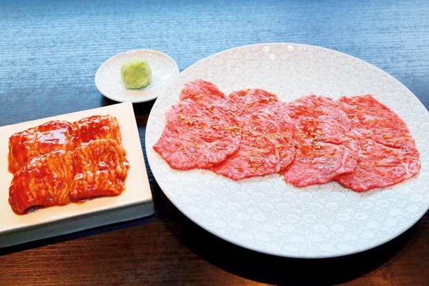  左はホルモン（８５０円）、右は炙りロース（１９８０円）。この店に来たらまず頼んでほしい　＊価格はすべて税込み