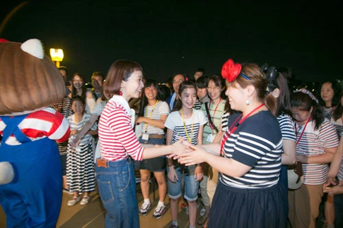  撮影の準備中もファンと直接交流するなど、フランクな姿を見せた三戸なつめ