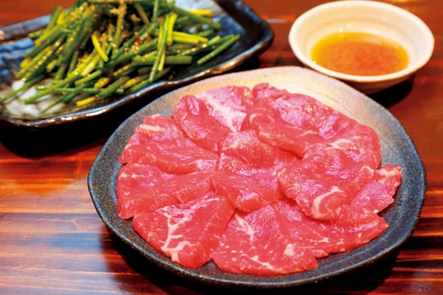  日本で今この店でだけしか食べられないピースビーフ（６２６円）。低カロリー高タンパクの“アスリート牛”。ネギンチュ（４１０円）と一緒に　＊価格はすべて税込み