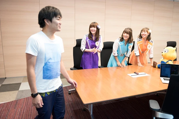 突然の徳井氏の登場にゼブラエンジェルのメンバーもビックリ。すかざず椅子から立ち上がり、挨拶