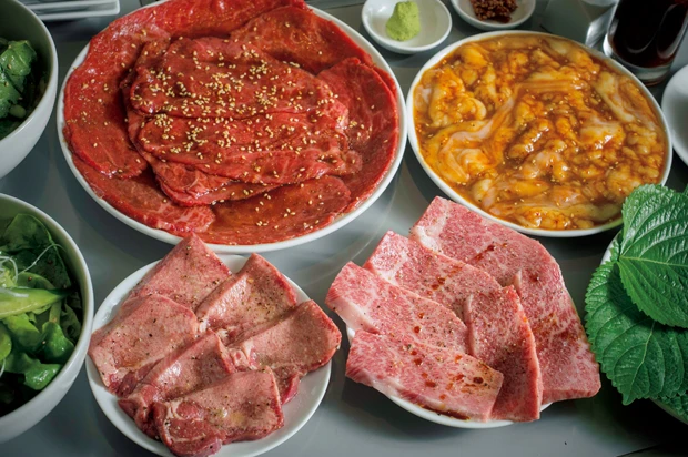  （左上から時計回りに）しんしん（１２００円）、メートルホルモン（１２００円）、本日の特選・上バラ（１４００円）、たん（１２００円）。肉食女子部の面々がリクエストした品々。写真にはないが黒毛和牛の炙りトロ刺し（８９０円）もオススメ　＊価格はすべて税込み