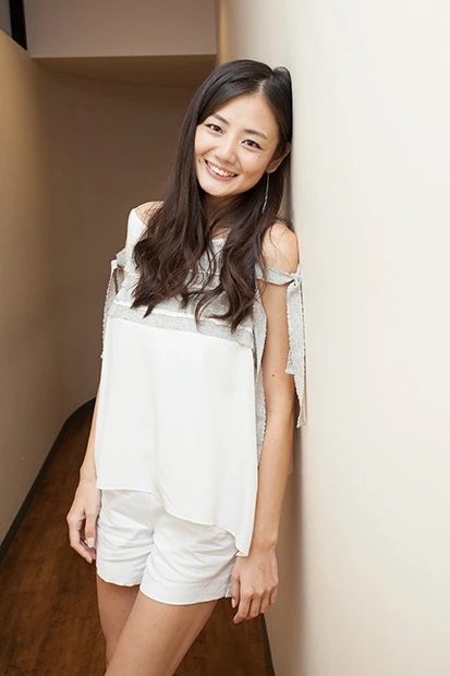 「手ブラカットは水着より安心？」 扇情グラビアで話題の片山萌美は発言も大胆！