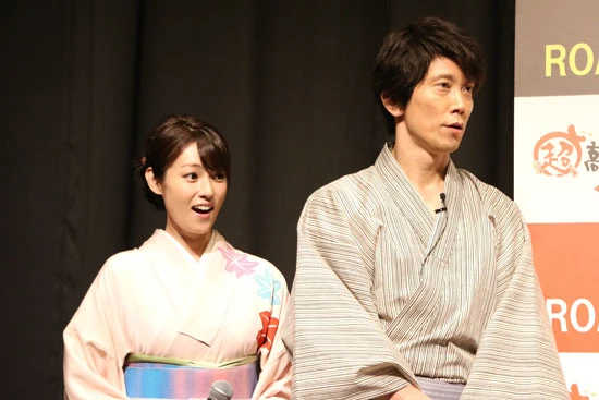 あまりに速い餅つきに、目を丸くして驚く深田と唖然とする佐々木