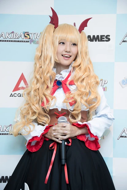 アプガの新井愛瞳が“脱がせる”ゲーム発表会にコスプレで登場！「今度するならスク水で…」