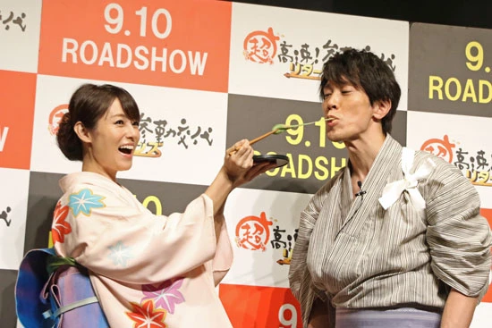 深田も楽しげに“あ～ん”