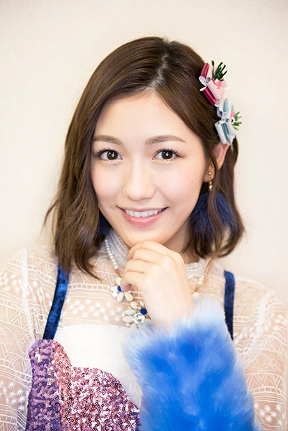 渡辺麻友が語る最新写真集の見どころ。「窓じり」ポーズで脱・王道アイドル宣言！？ 