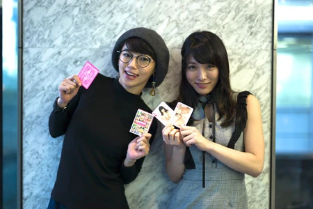 「おっぱいトランプ」って何！？ 発案者の松嶋初音と助手・今野杏南が語る“おっぱいの表情”