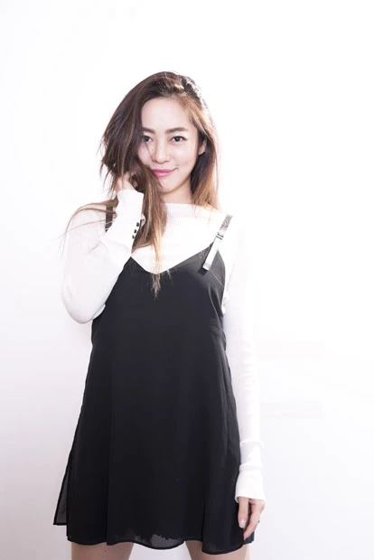 香港で最も有名な日本人「桃胸女神」が初グラビア公開。ホントは“自爆桃胸”だった！？