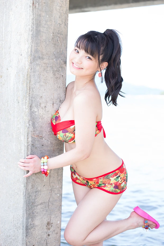 下乳天使・片岡沙耶が大胆“手ブラ”を魅せた! 「開放的になって脱いじゃいました(笑)」