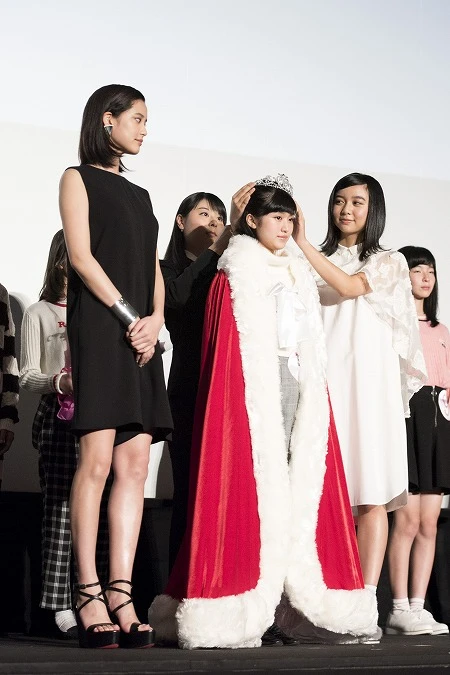  山崎紘菜（左）と前回シンデレラの上白石萌歌に祝福される