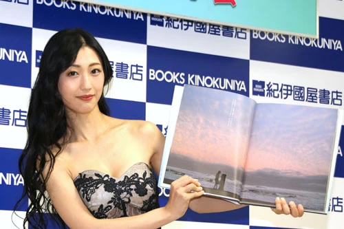  お気に入りカットを見せる壇蜜。壇蜜のセクシーな姿だけでなく、風景も楽しんでほしいという