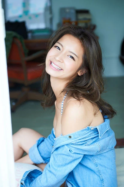 第２の石川恋！？　ド金髪から黒髪に…ほぼスッピンを晒したＮｏ.１ギャルが初グラビアで魅せた初々しさ